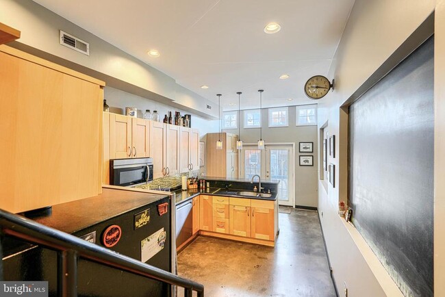 Building Photo - 542 E Clement St