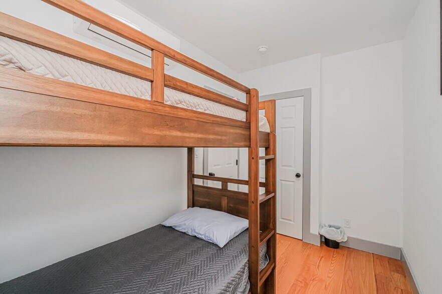 Building Photo - 479 Putnam Ave