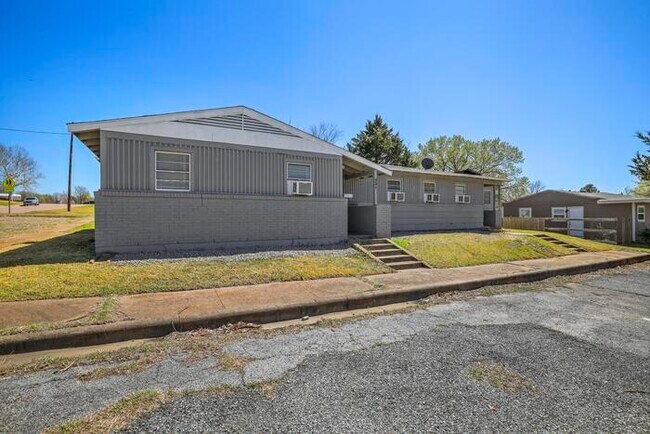 Building Photo - 62 Pershing Dr