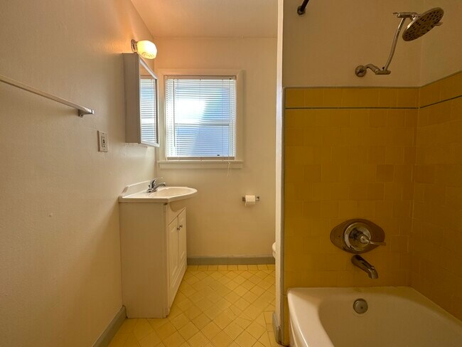 Building Photo - Cute 2 bed/1 bath Duplex in East Sac!!