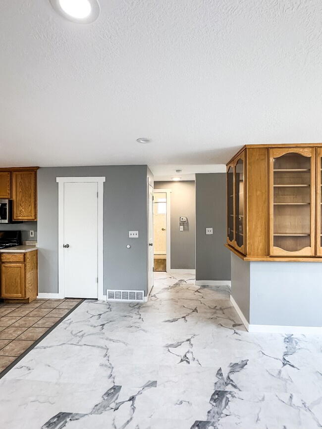 Building Photo - 1545 Barbara Cir
