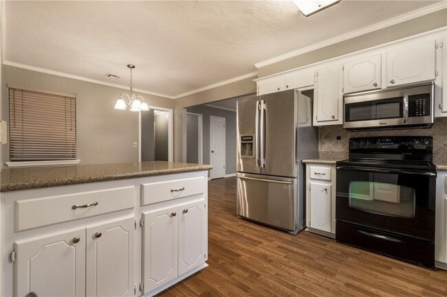 Building Photo - 3313 Meadow Ln