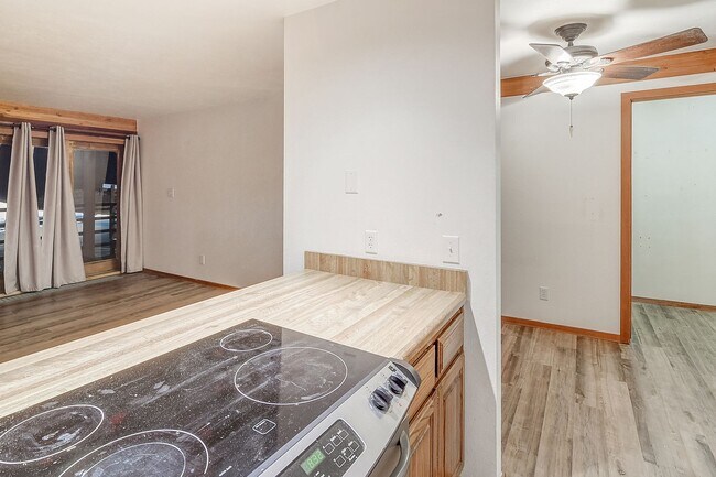 Building Photo - Wilderness One Bedroom Available 7/7!  Close to hiking trails and great amenities.  Amazing SUN!