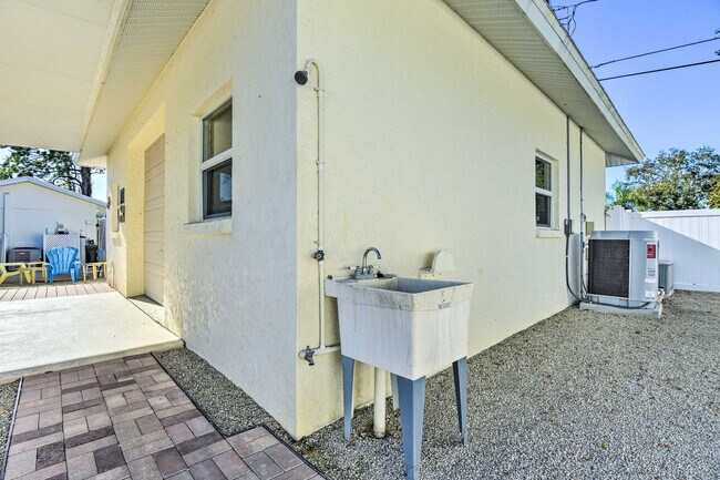 Building Photo - 896 S Venice Blvd