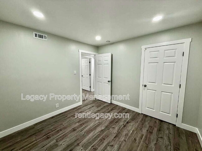 Building Photo - 6920 Demaret Dr