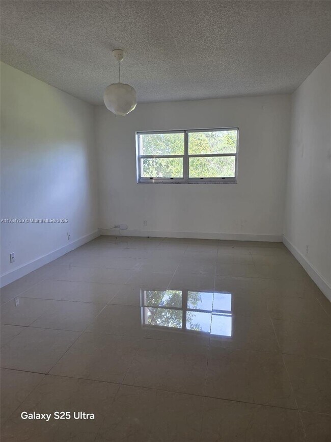 Building Photo - 1025 Country Club Dr