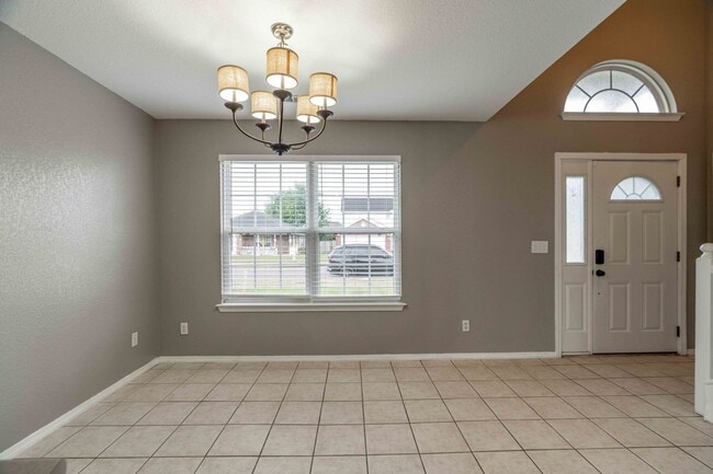 Building Photo - Spacious 3-Bedroom Home in Bentonville’s Eagle Crest Estates – First months rent 50% off!