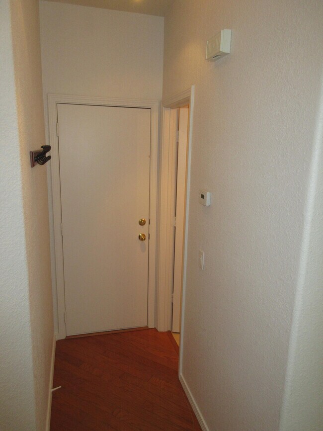 Building Photo - 6501 San Antonio Dr NE