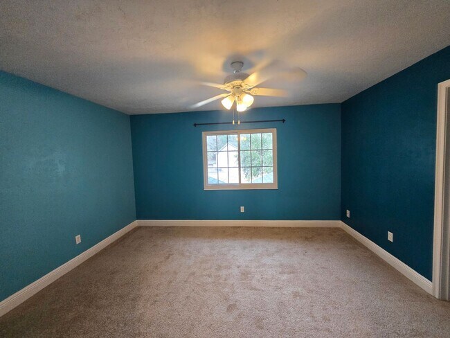 Building Photo - 3BR/3BA Two-Story Quad – Prime Location & Move-In Ready!