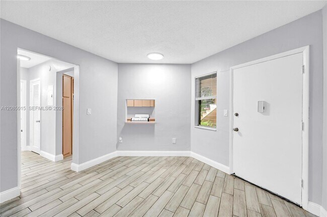 Building Photo - 1631 NE Miami Gardens Dr