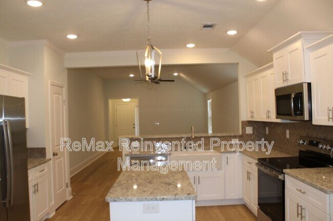 Building Photo - 921 Holbrook Dr