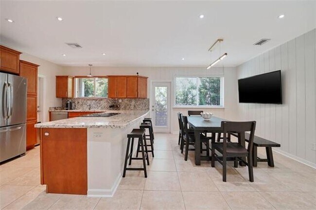 Building Photo - 60 SW 18th Terrace