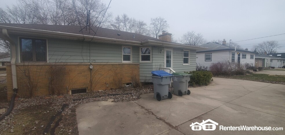 Building Photo - 10525 W Custer Ave