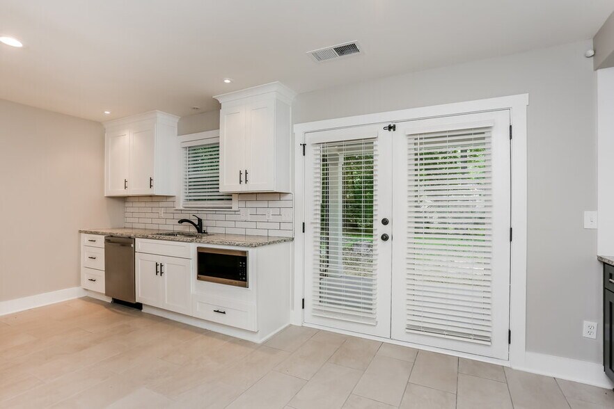 Building Photo - 2661 Deerfield Cir