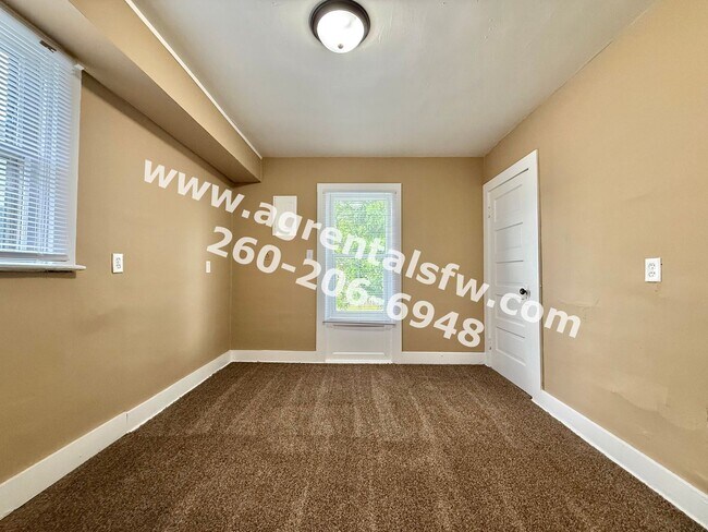 Building Photo - 5 Bedroom House