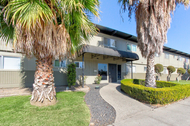 Building Photo - Lincoln Courtyards at 531 Glendora Avenue