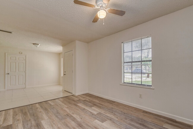 Building Photo - $1,450  3 Bedr/ 1 bath Beautiful Home in D...