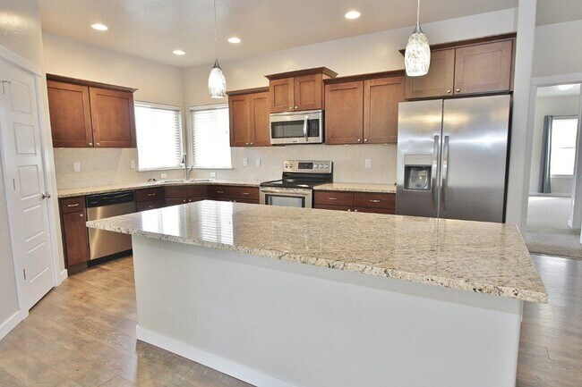 Building Photo - Spacious Home in Quiet Neighborhood