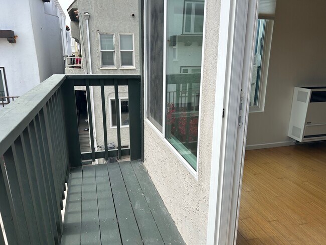 Building Photo - 228 20th Pl