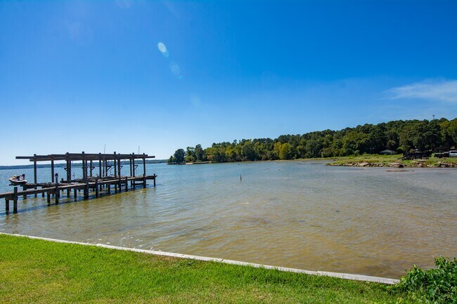 Building Photo - 150 Edgewater Way