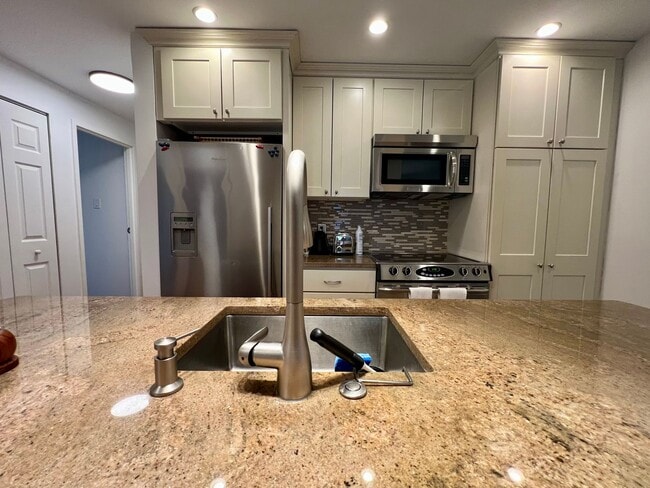 Building Photo - Gorgeous 2-Bed/2-Bath Condo in the Heart of Old City! Available August 1st!