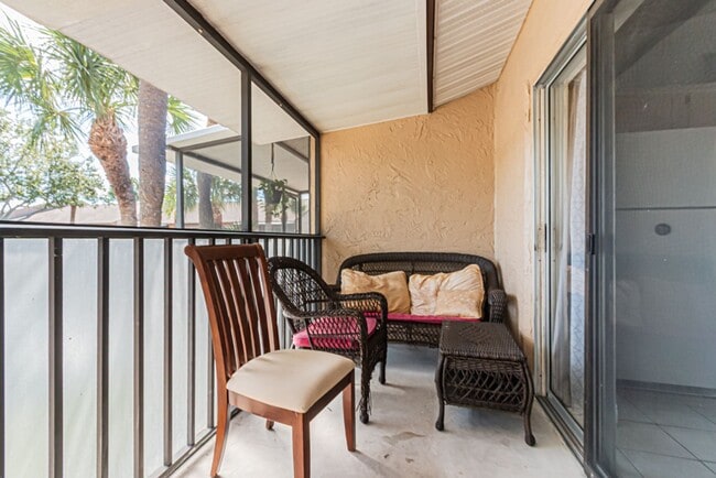 Building Photo - Fully Furnished Naples Condo- Available for Annual Rental Starting April