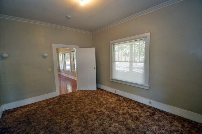 Building Photo - 206 Hazel St