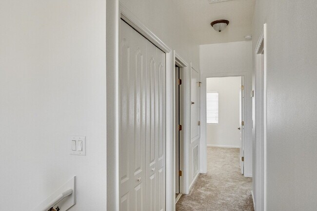 Building Photo - Beachside Townhome in Gated Community
