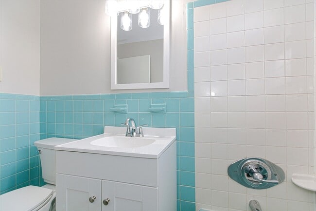 Building Photo - 4 Colonial Village Dr