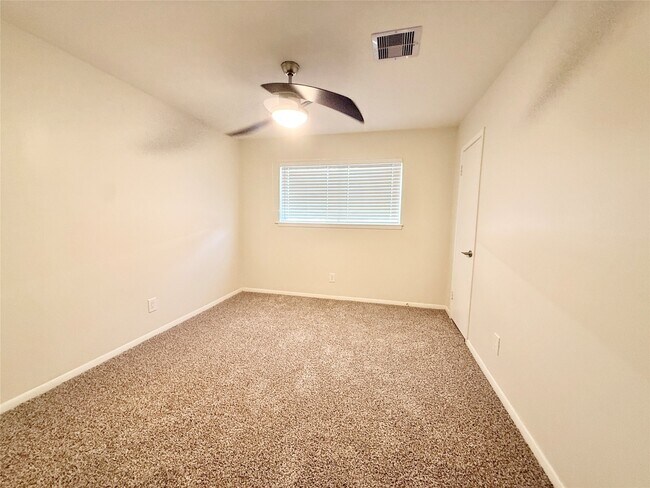 Building Photo - 5470 Ariel St