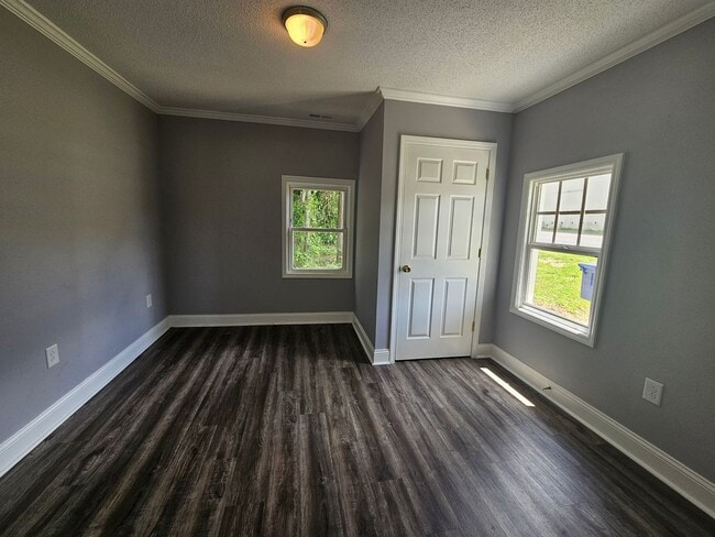 Building Photo - NEW LISTING!!!!!