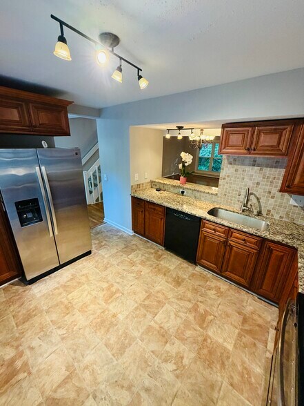 Building Photo - 5977 Dixon Dr