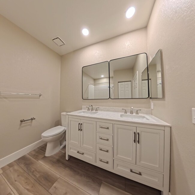 Building Photo - Beautifully Renovated 2nd-Floor Condo in Prime Location