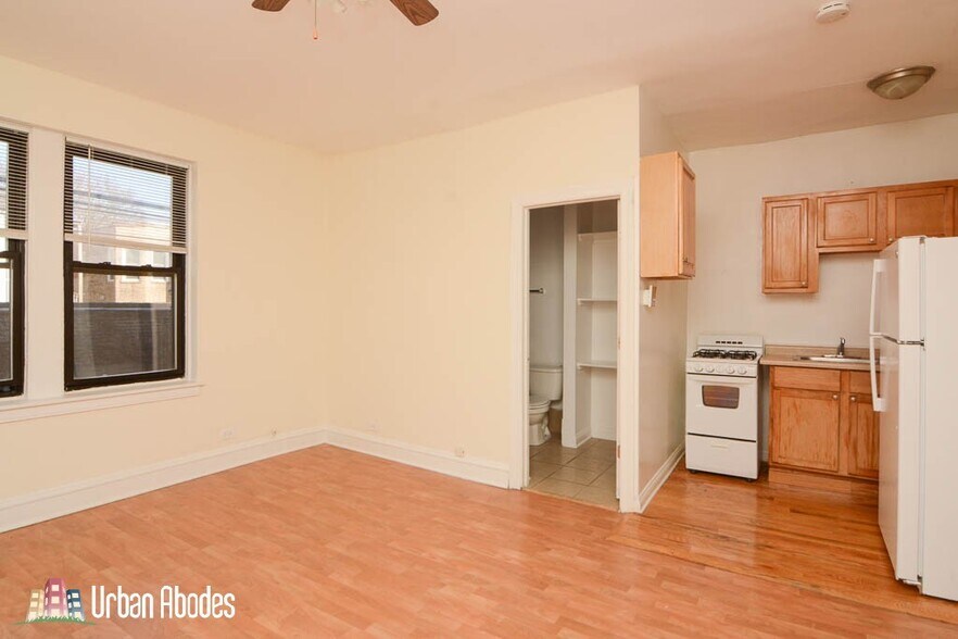 Building Photo - 4852 N Damen Ave