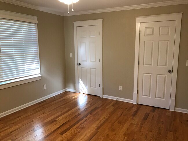 Building Photo - 3823 Kingswood Dr