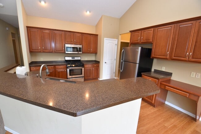 Building Photo - Executive home with pond views just 10 mins to Notre Dame.