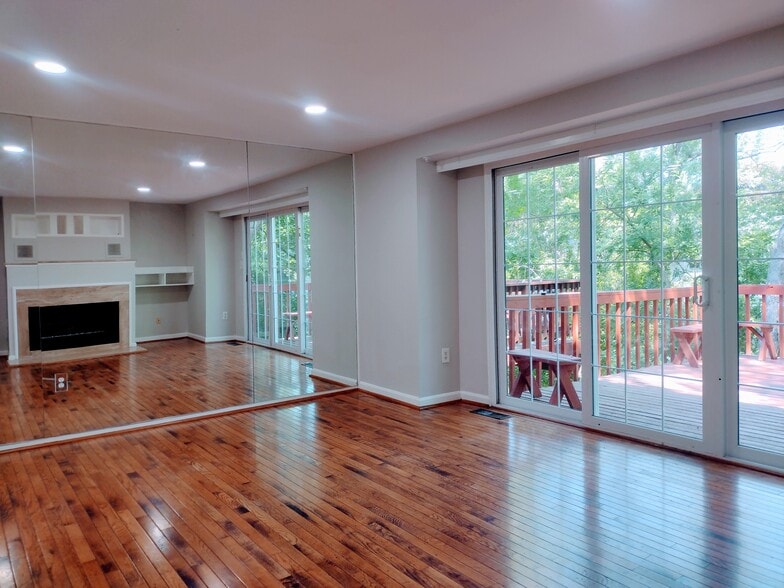 Building Photo - 5455 Hildebrand Ct