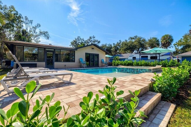 Building Photo - 2641 Hyde Park St