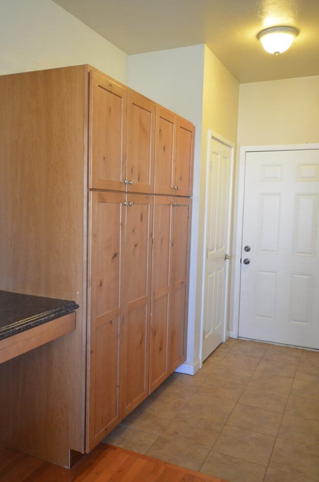 Building Photo - Hardwood floors, Master Suite, Great Storage!