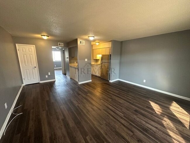 Building Photo - Updated 1 bed / 1 bath apartment - 60 West...