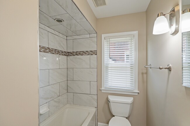 Building Photo - 1792 Roslyn Rd