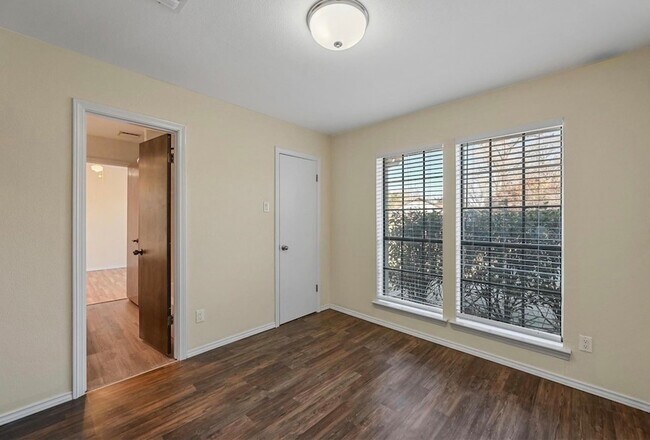 Building Photo - 8721 Hidden Hill Dr