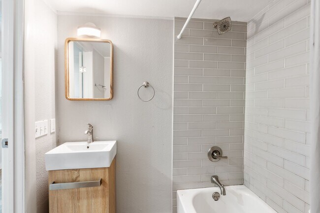 Building Photo - 1 BD available in the serene SW Hills