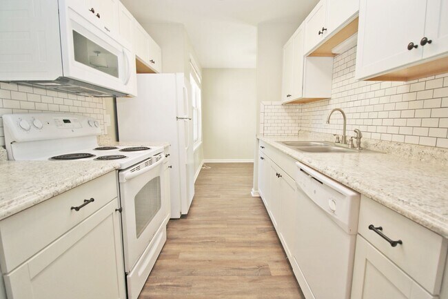Building Photo - Available for Move-In July 20th ! 3 Bedroo...