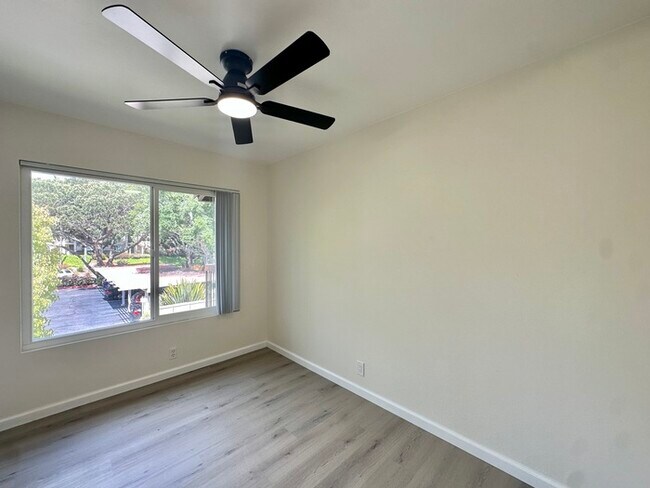 Building Photo - Indulge in coastal living in this beautiful 2bd 1ba Condo located in La Jolla area close to UCSD!