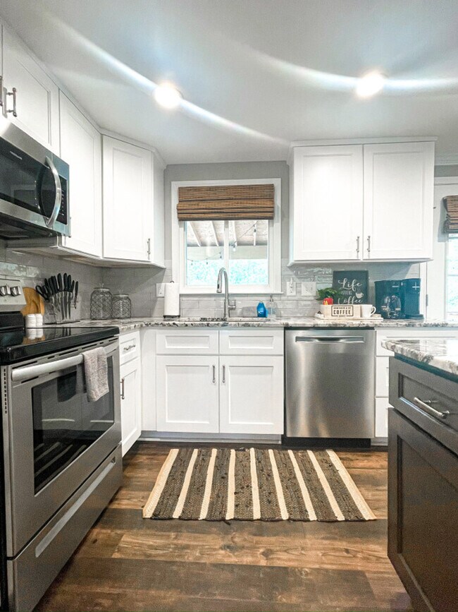 Building Photo - 11501-11505 5 Cedars Rd