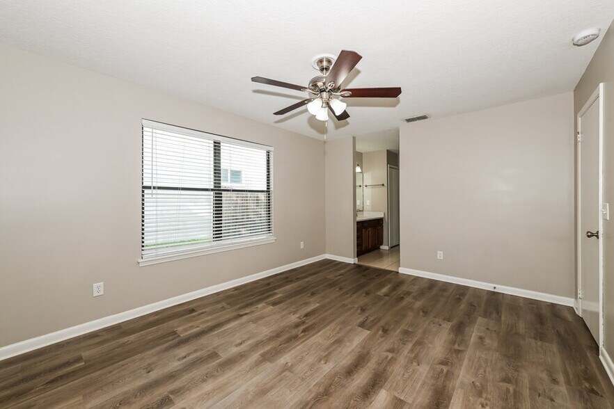 Building Photo - 11548 Treasury Cir S