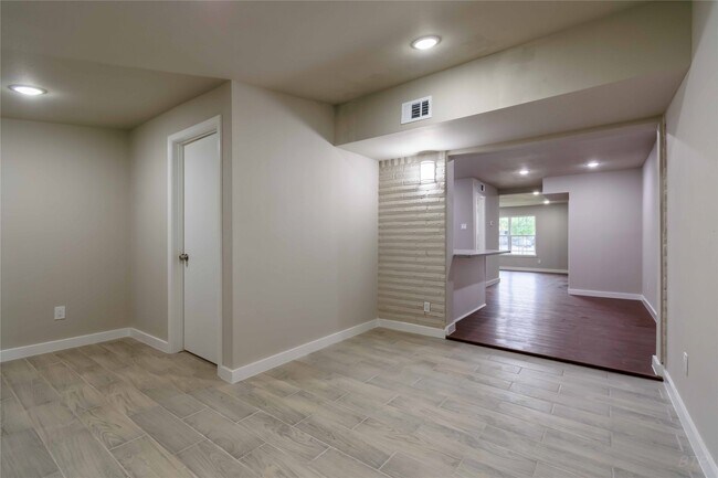 Building Photo - 12046 Beechnut St