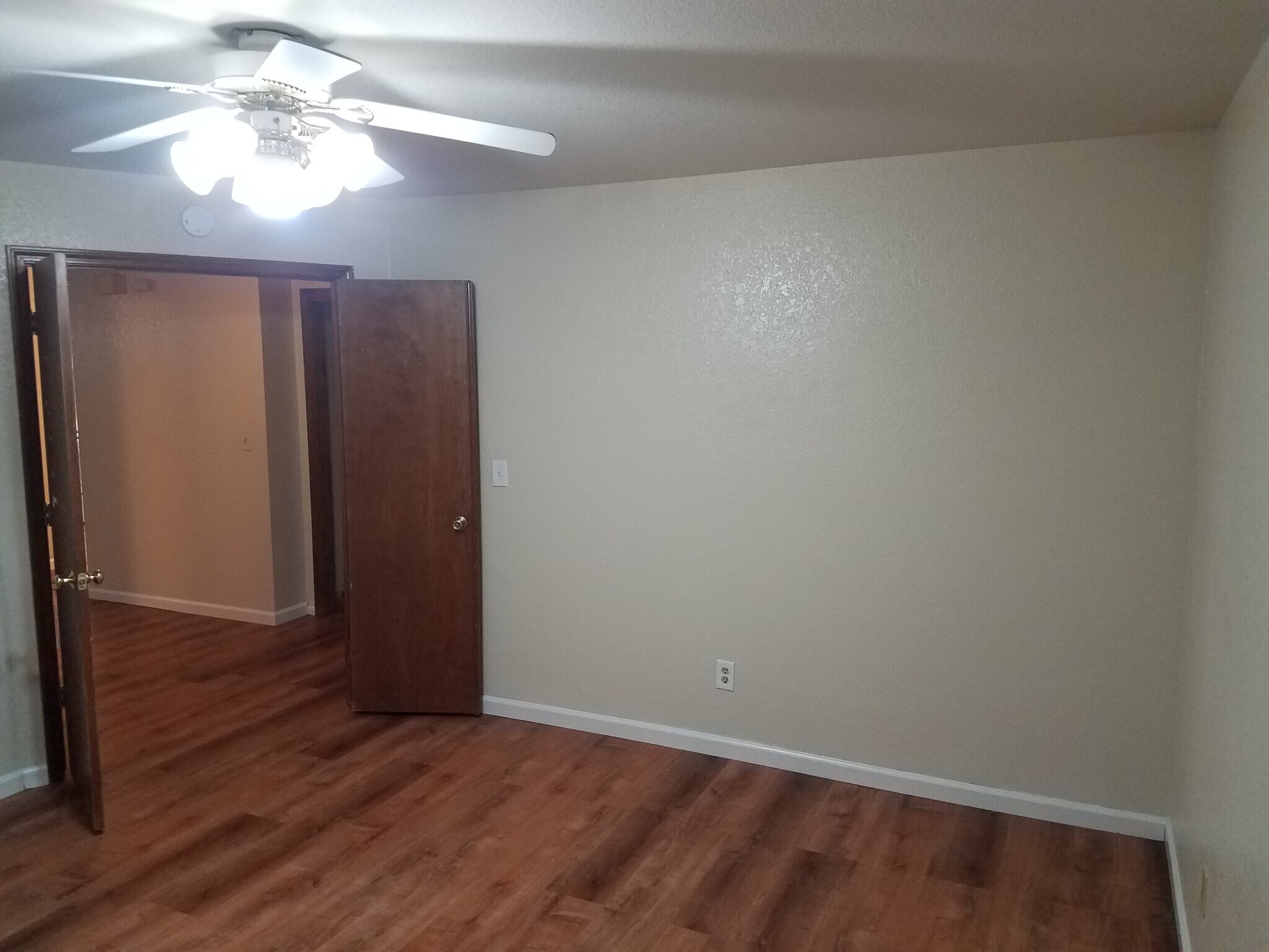Larger Bedroom - 118 W Beverly Pl