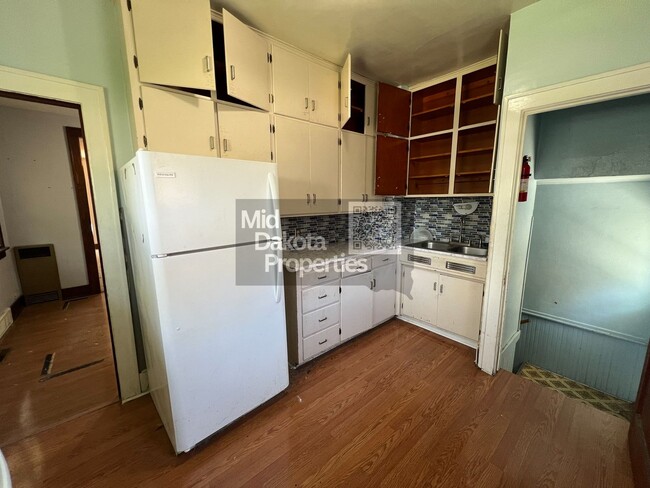 Building Photo - 414 W 11th- 4 bedroom house with a garage